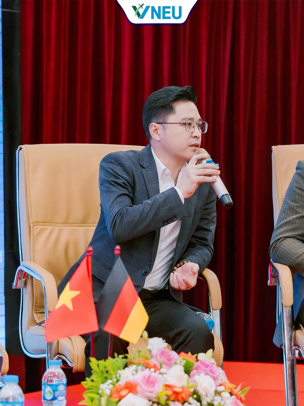 Ông Nguyễn Quang Đức - Chủ tịch Hội đồng Thành viên Công ty TNHH Dịch vụ và Tư vấn VNEU – đơn vị đồng tổ chức tọa đàm, chia sẻ tại buổi Toạ đàm.