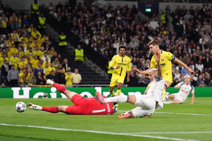 Thủ môn Junior phản lưới khiến Villarreal phải chịu thất bại trước Tottenham