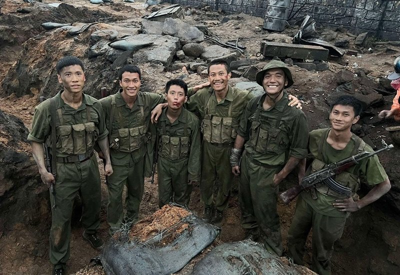 Nhật Hoàng và và bạn diễn trong giây phút thư giãn hiếm hoi những ngày quay căng thẳng.