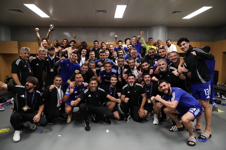 Cẩu thủ và ban huấn luyện&nbsp;Qarabag ăn mừng&nbsp;chiến thắng lịch sử tại Champions League
