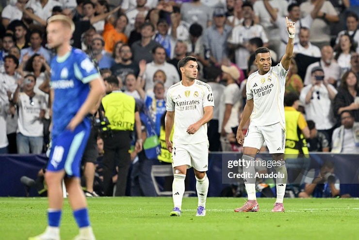 Mbappe sắm vai người hùng