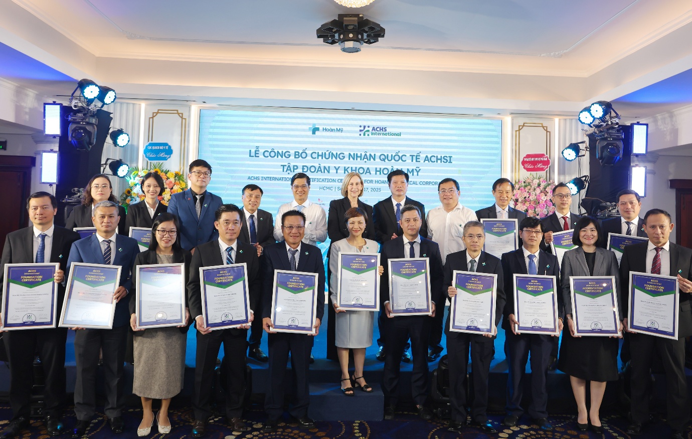 18 bệnh viện và phòng khám trực thuộc Tập đoàn y khoa Hoàn Mỹ chính thức được Ủy ban Tiêu chuẩn Y tế Úc (ACHSI) công nhận chất lượng. Ảnh: HM