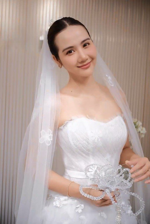 Đình Tú chuẩn bị kết hôn, "bạn gái màn ảnh" Huyền Lizzie cũng đi thử váy cưới? - 4