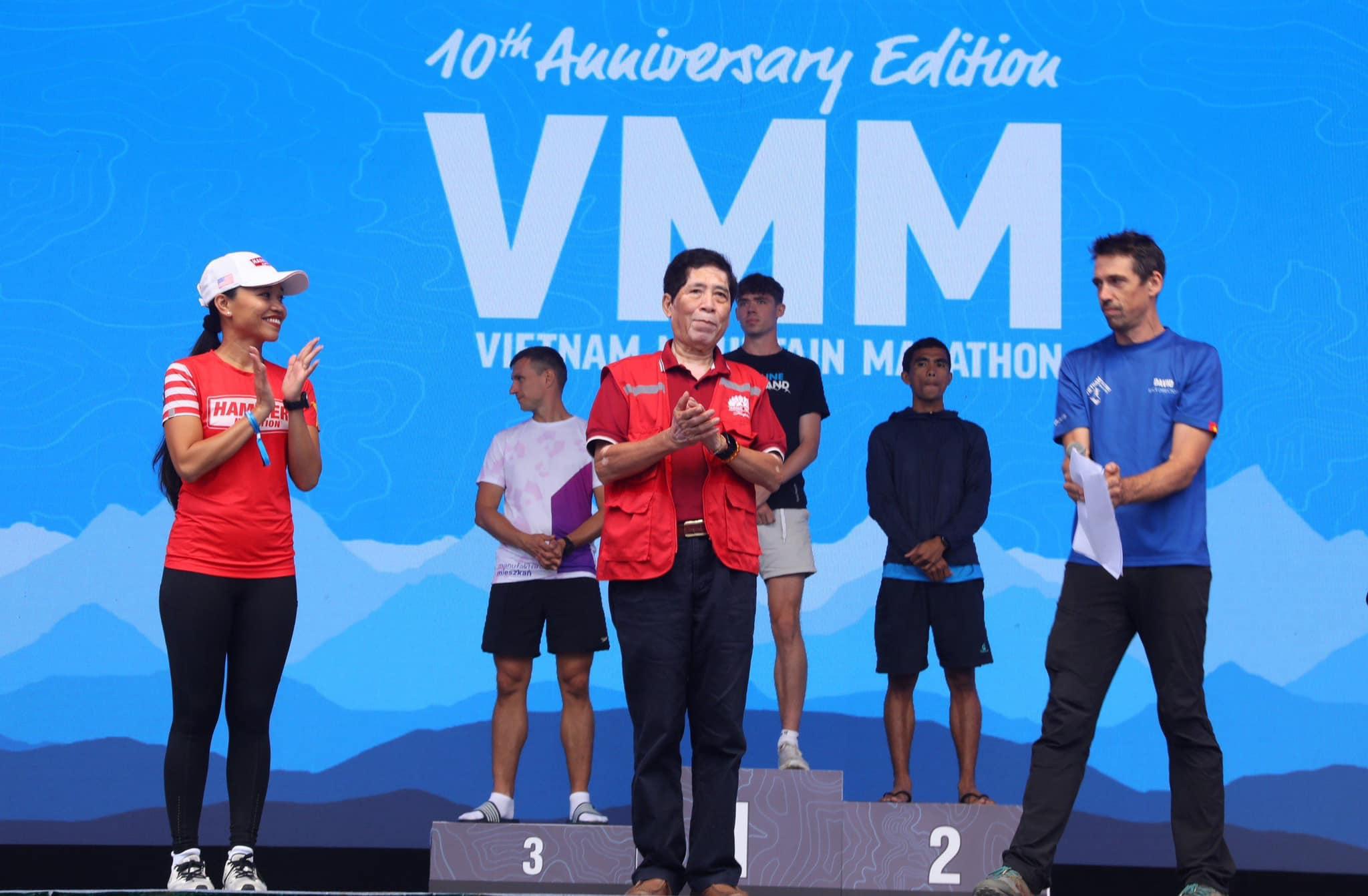 Đại diện y tế BVĐK Hồng Ngọc lên trao giải cho các top cự ly (Nguồn: Bệnh viện cung cấp)