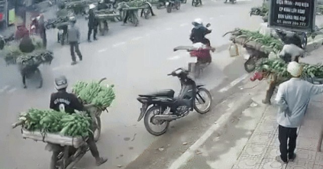 CLIP: Kinh hoàng khoảnh khắc xe tải lao vào khu...