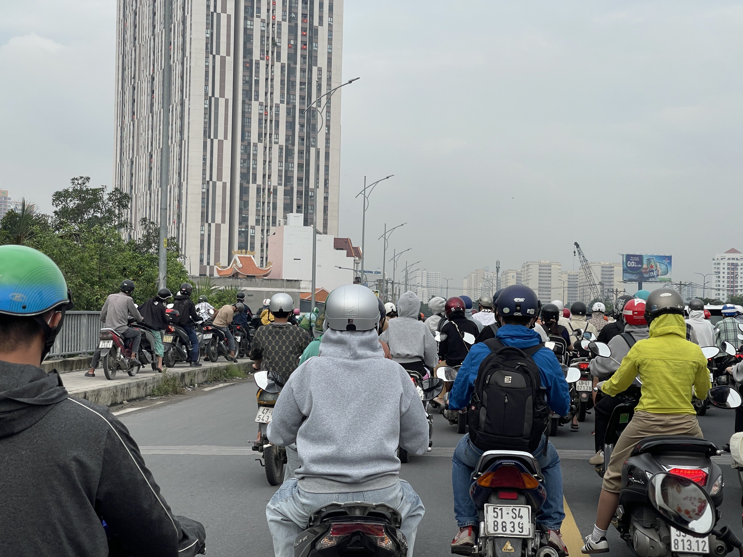 Nhìn thấy bóng CSGT, đám đông xe máy "cuống cuồng quay đầu" - 1
