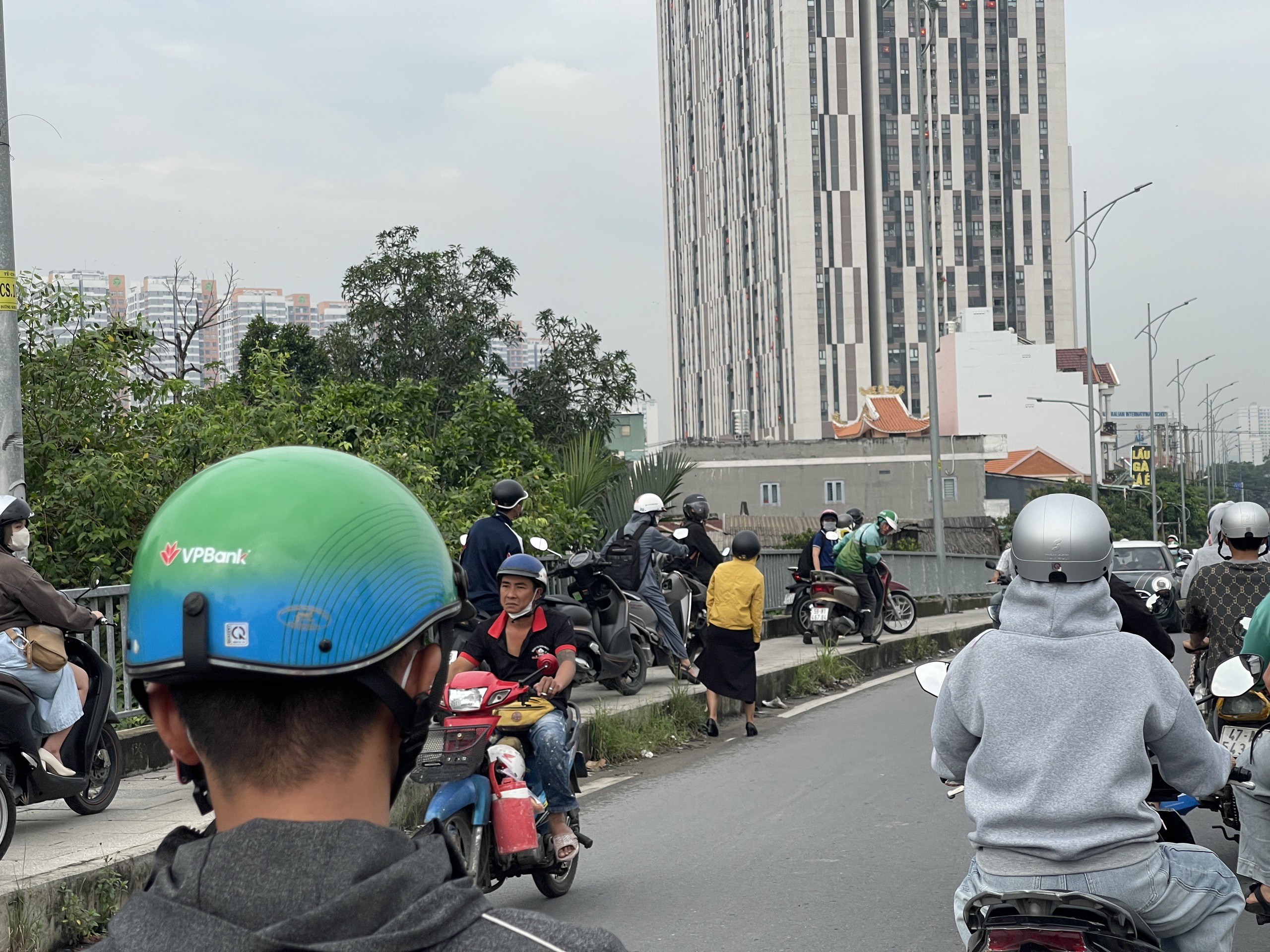 Chật vật trên cầu Bà Dạt