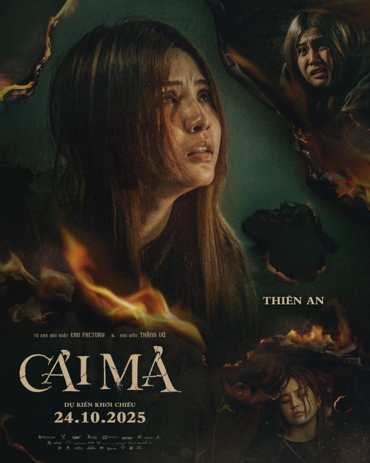 Poster hiện tại (trái) không có tên Thiên An như cô từng chia sẻ.