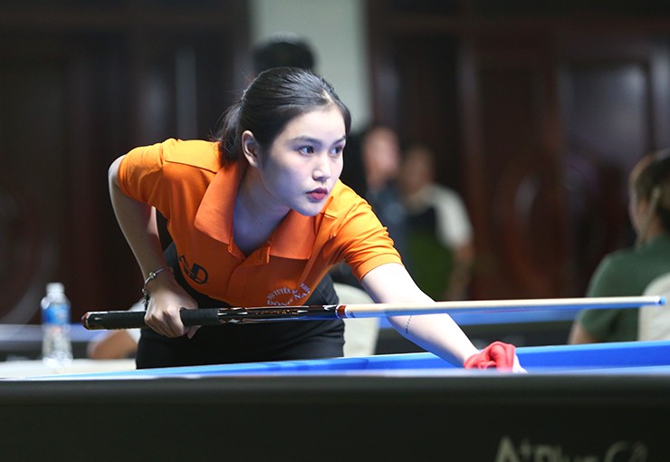 Carom 3 băng nữ tại cúp quốc gia 2025 diễn ra từ ngày 10-17/9 tại Phường Phú Thủy (Tỉnh Lâm Đồng) là nội dung nhận được nhiều sự chú ý bậc nhất. Bởi lẽ, nội dung này quy tụ sự tham gia của hàng chục nữ cơ thủ tài năng và xinh đẹp đến từ nhiều tỉnh thành trên cả nước.