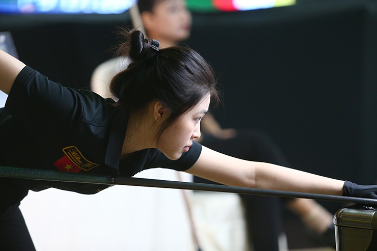 Nữ cơ thủ đến từ Cần Thơ dù mới lần đầu ra thi đấu ở cúp quốc gia đã nhận nhiều lời khen với những đường cơ bài bản, giàu kỹ thuật cùng phong thái thi đấu chuyên nghiệp.