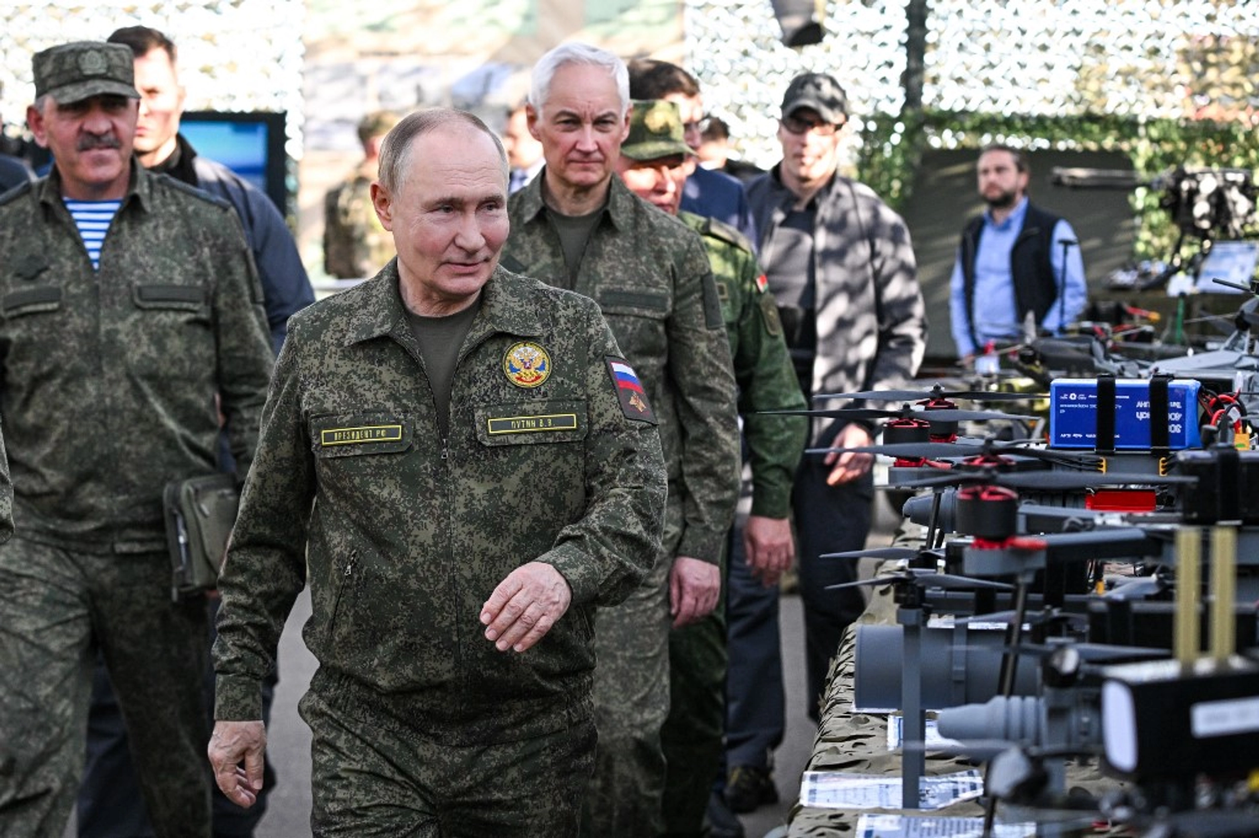 Tổng thống Nga Vladimir Putin kiểm tra vũ khí tại một cuộc triển lãm nằm trong khuôn khổ tập trận Zapad-2025. Ảnh: AFP.