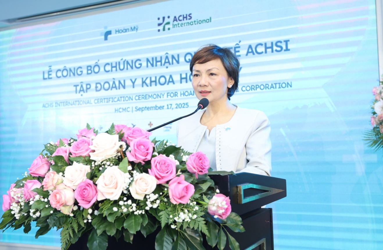 Bà Huỳnh Bích Liên, Tổng Giám đốc Tập đoàn y khoa Hoàn Mỹ chia sẻ tại buổi lễ sáng nay. Ảnh: HM