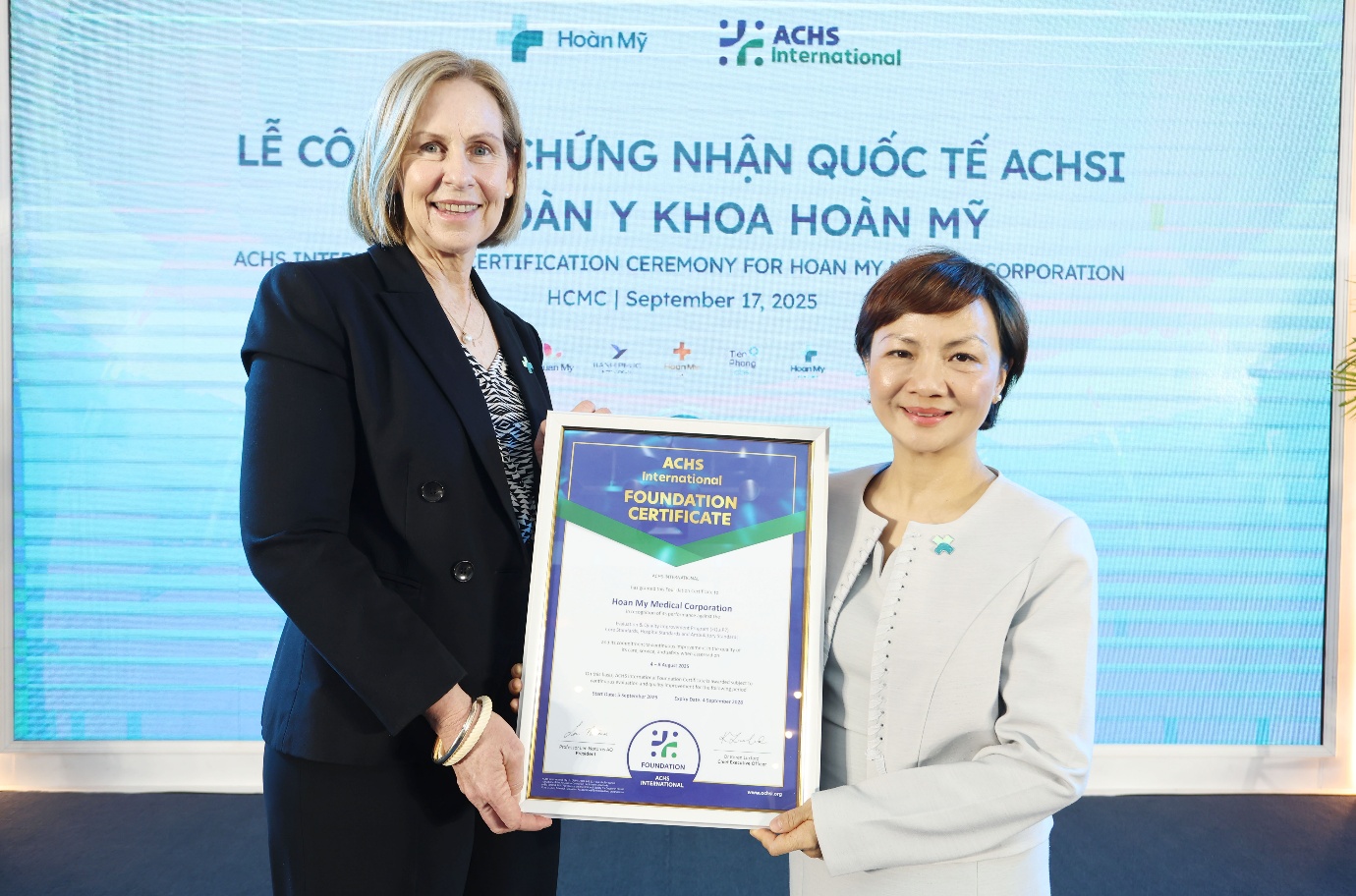 Đại diện Ủy ban Tiêu chuẩn Y tế Úc – ACHSI trao chứng nhận quốc tế ACHSI cho Tập đoàn y khoa Hoàn Mỹ. Ảnh: HM