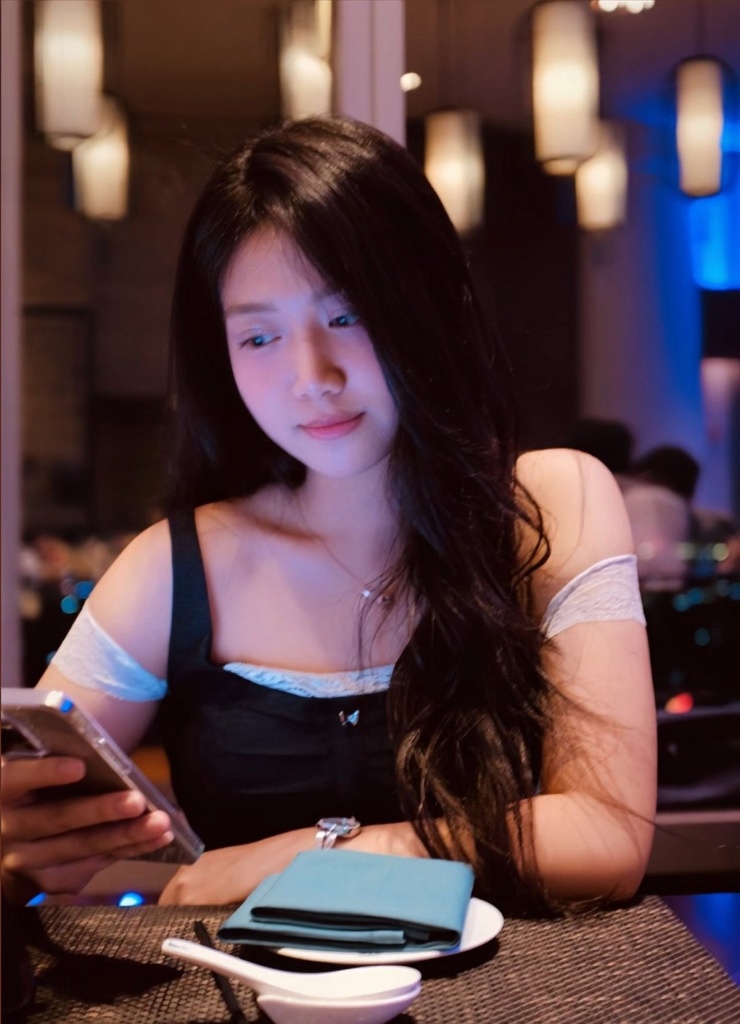Vợ chồng diễn viên Mạnh Trường mới đây đã chia sẻ hình ảnh xinh xắn của cô con gái trong sinh nhật tuổi 16 lên mạng xã hội. Nam diễn viên bày tỏ: 'Chúc mừng sinh nhật cô gái', trong khi bà xã anh cũng dành những lời chúc tốt đẹp nhất đến ái nữ: 'Chúc con gái mẹ tuổi mới thật nhiều niềm vui và mọi mơ ước sẽ thành hiện thực con nhé'. (Ảnh: FB Nguyen Manh Truong)
