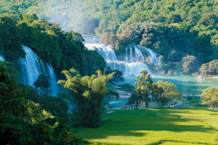 Mùa thu, vùng đất Cao Bằng trở nên quyến rũ lạ thường, và thác Bản Giốc chính là điểm đến khiến du khách không thể bỏ lỡ. Ảnh Phạm Văn Phong