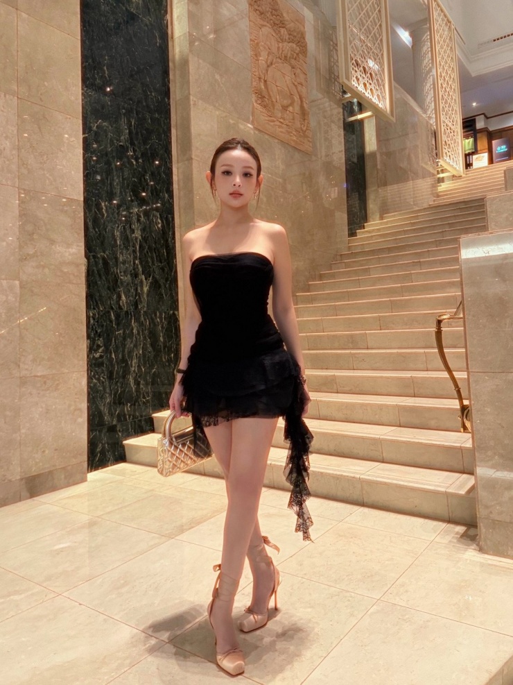 Huyền Baby, cựu hot girl đình đám một thời, luôn khiến công chúng phải trầm trồ vì nhan sắc 'hack tuổi' của mình. Mỗi hình ảnh được cô nàng đăng tải lên trang cá nhân luôn nhận cơn mưa lời khen về nhan sắc cùng phong cách thời trang. (Ảnh: FBNV)
