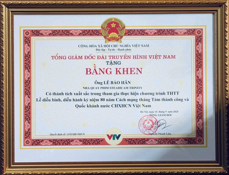 Nhà quay phim Lê Bảo Hân nhận bằng khen từ VTV. Ảnh: FBNV