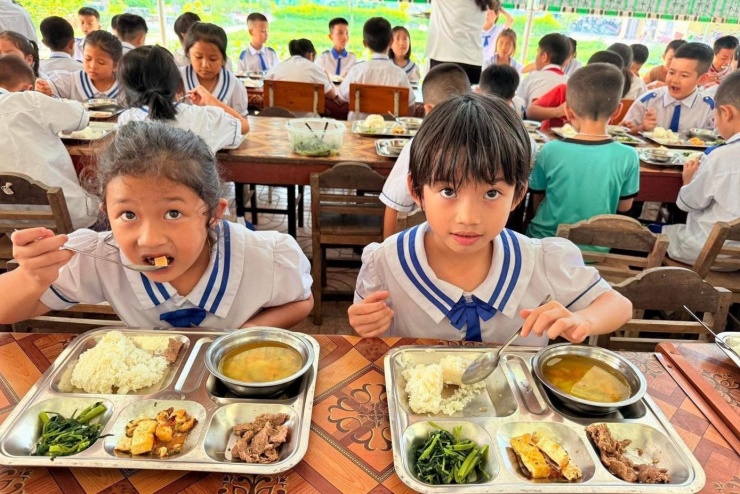 Suất cơm đầy đủ với giá chỉ 17 nghìn đồng gây sốt mạng xã hội