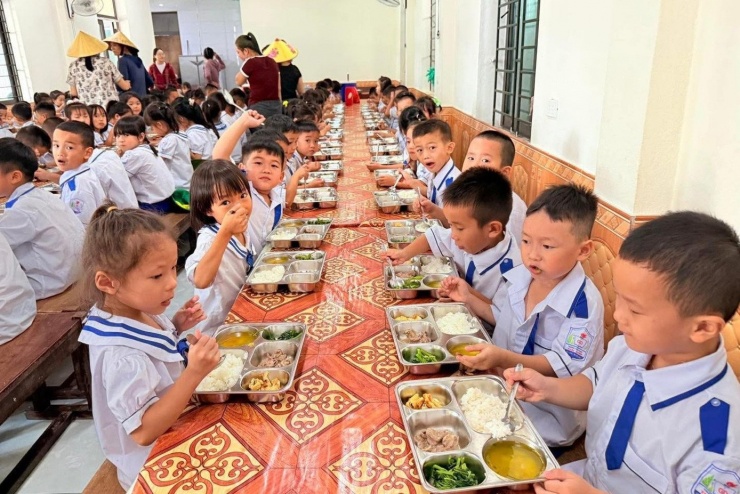 Học sinh Trường Tiểu học Thái Sơn với suất ăn bán trú