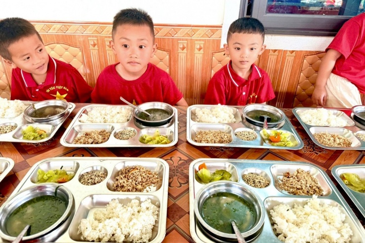 Suất cơm bán trú 17 nghìn đồng với cá thu trắng kho mặn ngọt, rau củ quả xào, vừng lạc, canh rau vặt vườn nấu thịt băm