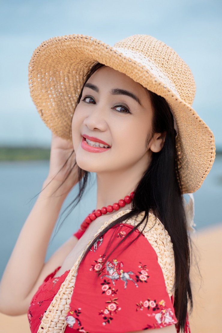 Mới đây, trên trang cá nhân NSND Thu Hà đăng tải bộ ảnh rực rỡ trong chuyến đi Mũi Né. Nhan sắc ở tuổi U60 cực kỳ cuốn hút nhưng nữ nghệ sĩ tự nhận "lười chụp ảnh, lười cả đăng".