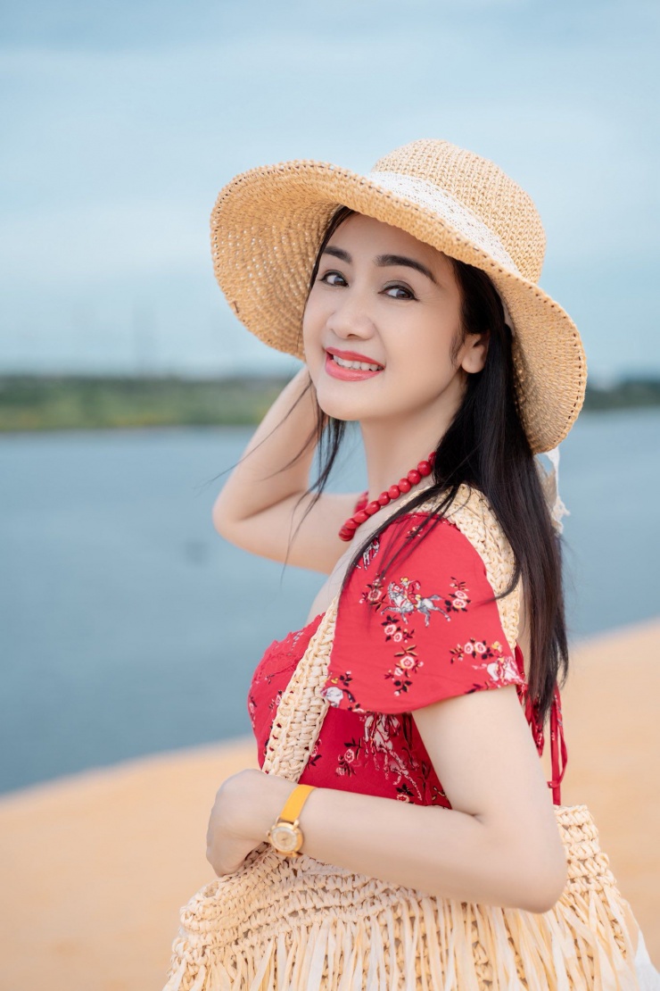 Nghệ sĩ Đinh Thúy Hà - mẹ Quang phim "Mưa đỏ" cũng trầm trồ: "Đẹp quá chị mình ơi!".