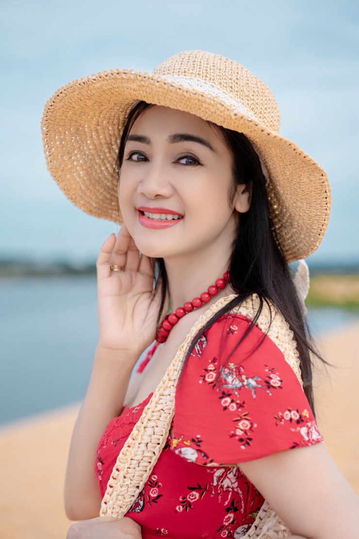 Ngay dưới bài đăng của NSND Thu Hà, nhiều người hâm mộ và đồng nghiệp như: NS Chiều Xuân, diễn viên Linh Huệ,... để lại bình luận khen ngợi nhan sắc không tuổi.