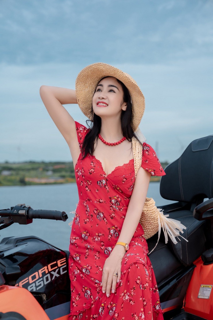 NSND Thu Hà là một trong những mỹ nhân màn ảnh của thập niên 1990, ở tuổi U60 nữ nghệ sĩ vẫn khiến nhiều người trầm trồ bởi nhan sắc trẻ trung cùng vóc dáng thon thả.