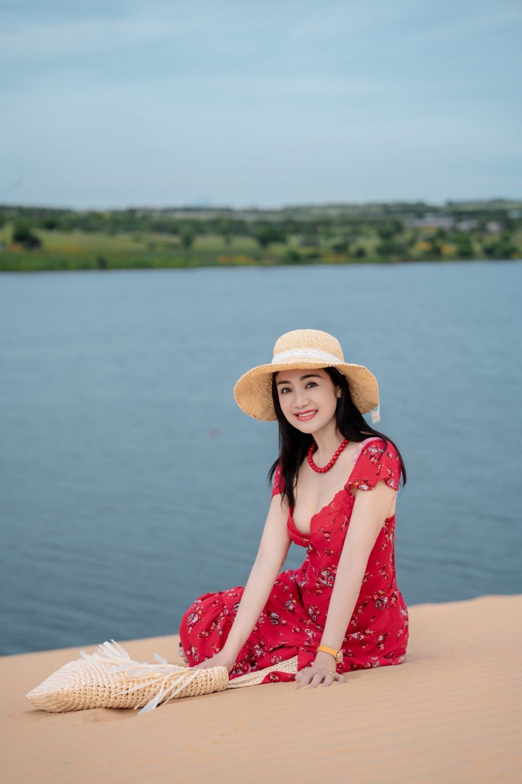Chị từng chia sẻ, thú vui trong cuộc sống rất giản dị, chăm sóc gia đình, người thân, đi uống trà đá, chuyện trò với bạn thân trong khu phố.