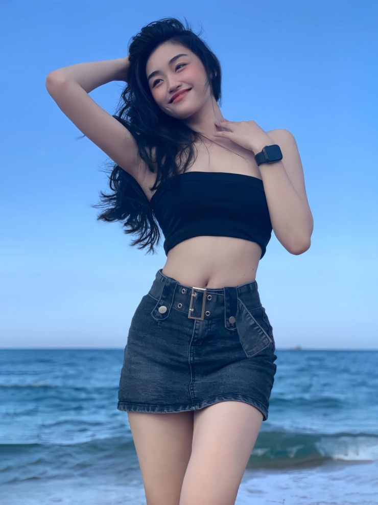 Crop top dáng quây tối giản được người đẹp 21 tuổi kết hợp váy ngắn ôm sát, tạo nên phong cách trẻ trung.