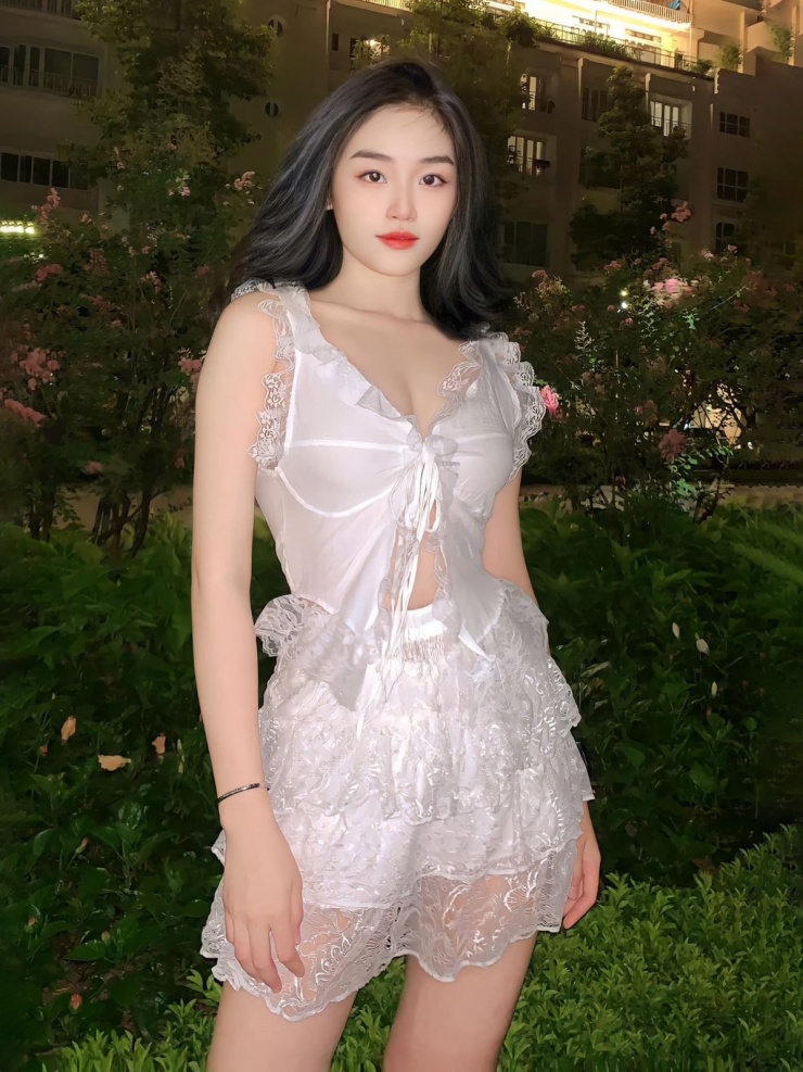 Set đồ lụa viền ren trắng mang cảm hứng đồ ngủ là cách Yến Nhi làm mới hình ảnh đời thường.