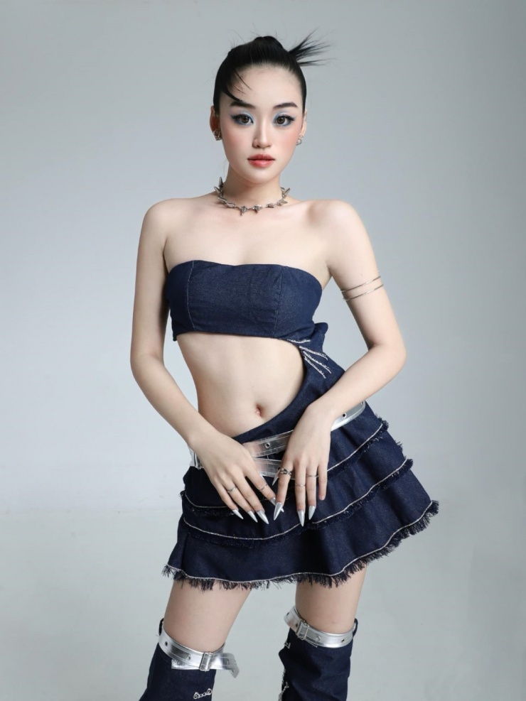 Bên cạnh crop top và bra top, các kiểu đồ cut-out khoe eo cũng là "bạn đồng hành thân thiết" của Hoa hậu Hòa bình Việt Nam 2025.