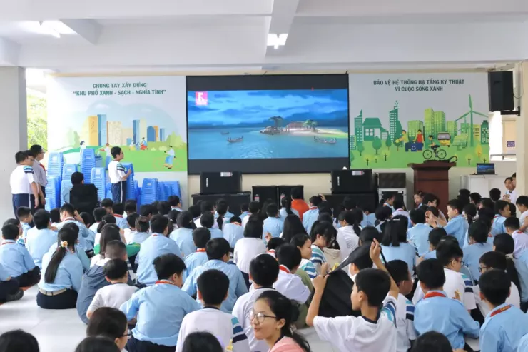 Không còn điện thoại, học sinh Trường THCS Nguyễn Thái Bình chơi cờ tướng, xem phim trong giờ chơi. Ảnh: DI LINH