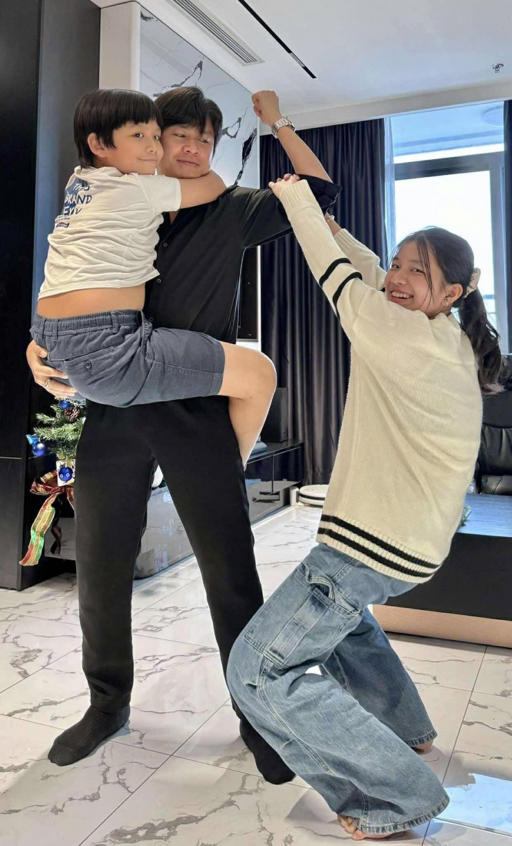 Nhạc sĩ Nguyễn Văn Chung chơi đùa cùng các con.