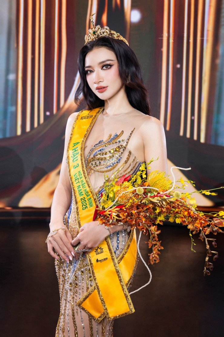 Đinh Y Quyên đoạt á hậu 4 tại chung kết hôm 14/9. Hai tháng tham gia cuộc thi, giám khảo đánh giá cô có ngoại hình cân đối, tự tin trong nhiều vòng thử thách.