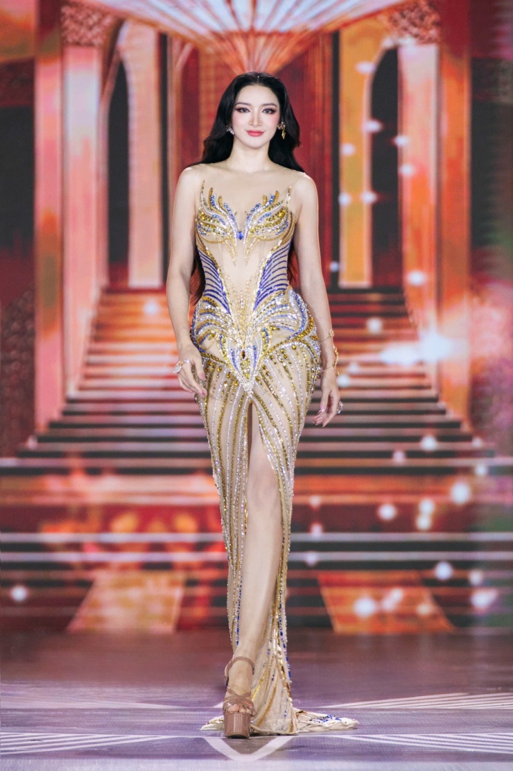 Đinh Y Quyên diễn trang phục dạ hội tại chung kết.