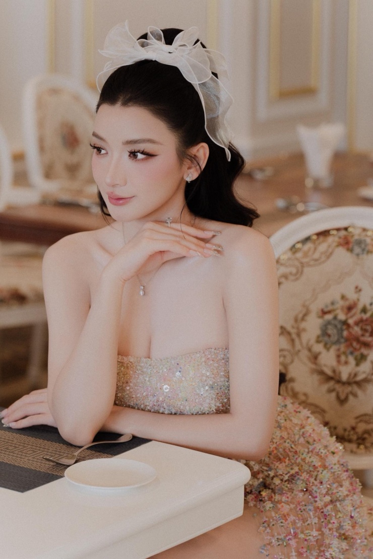 Cô còn yêu thích váy áo công chúa tôn làn da sáng.