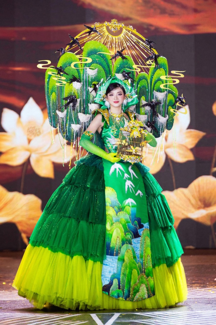 Đinh Y Quyên trình diễn Vũ khúc yến của tác giả trẻ Nguyễn Ngọc Quỳnh Mai, lấy cảm hứng từ làng nghề nuôi yến Vĩnh Hòa, Khánh Hòa tại đêm thi Trang phục văn hóa dân tộc.