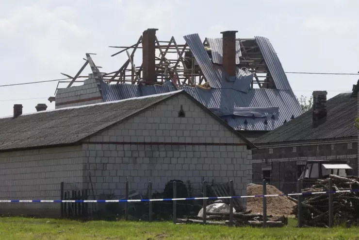 Thiệt hại nhà dân tại làng Wyryki (miền đông Ba Lan) do tên lửa "bay lạc" trong nỗ lực ngăn chặn UAV xâm nhập hồi tuần trước. Ảnh: Agencja FORUM