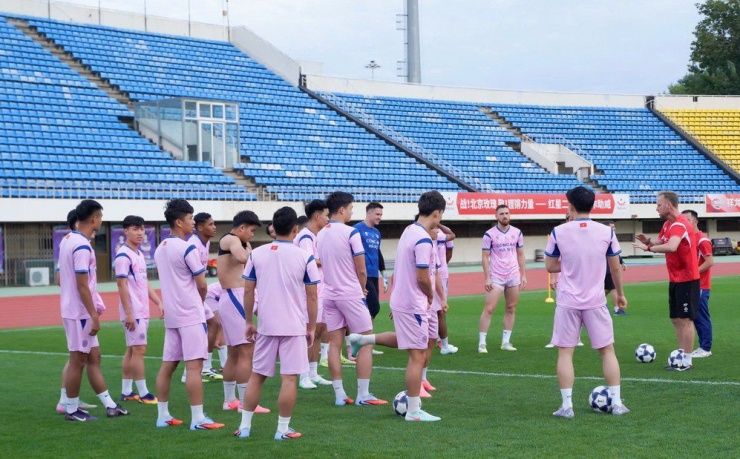 Thầy trò HLV Polking miệt mài tập luyện ở Trung Quốc cho chuyến làm khách ở sân Công nhân. Ảnh: CCT.