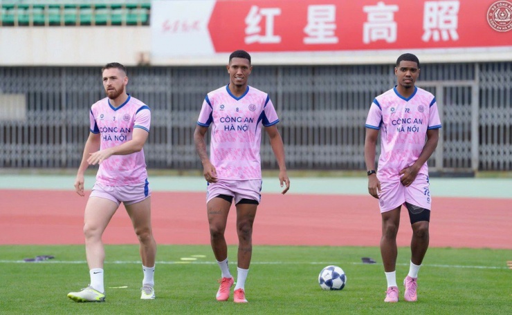 Các ngoại binh của CLB Công an Hà Nội   hy vọng tạo ra bất ngờ với chủ nhà Bắc Kinh Quốc An. Ảnh: CCT.