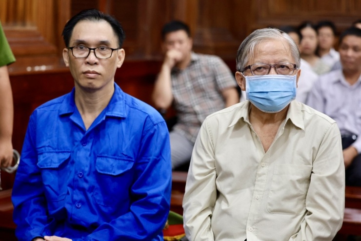 Bị cáo Đinh Trường Chinh (bìa trái) tại toà