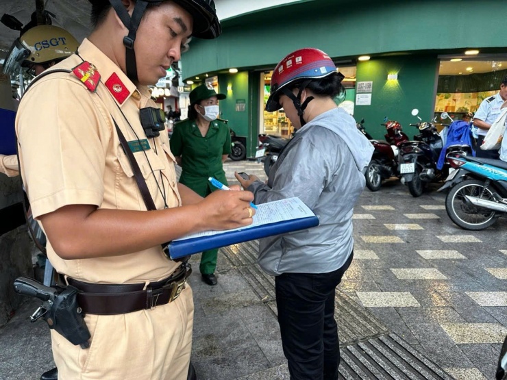 Đội CSGT Bến Thành đã lập biên bản xử phạt nhiều trường hợp người dân chạy xe máy lên vỉa hè chiều 17/9.