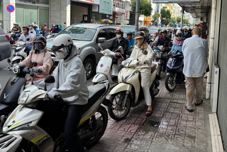 Theo ghi nhận của PV, tình trạng người điều khiển giao thông leo vỉa hè diễn ra ở nhiều nơi. Trong ảnh, người đi đường vi phạm giao thông sáng 18/9 trên đường Hồ Văn Huê (quận Phú Nhuận cũ). Ảnh Nguyễn Dũng