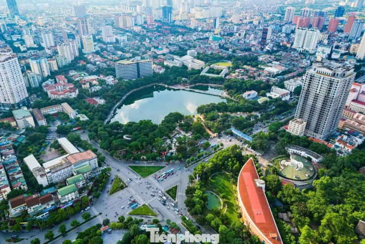 Cầu đi bộ hình cây đàn lạ trong công viên Nghĩa Đô - 1
