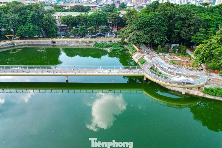 Cầu đi bộ hình cây đàn lạ trong công viên Nghĩa Đô - 7