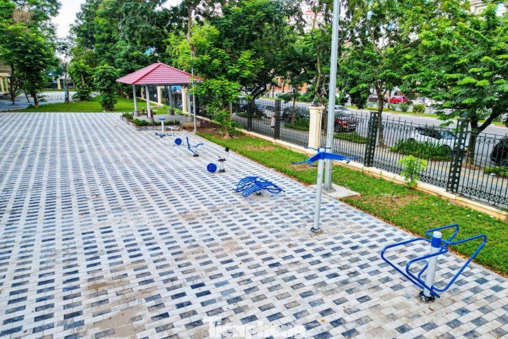 Cầu đi bộ hình cây đàn lạ trong công viên Nghĩa Đô - 14