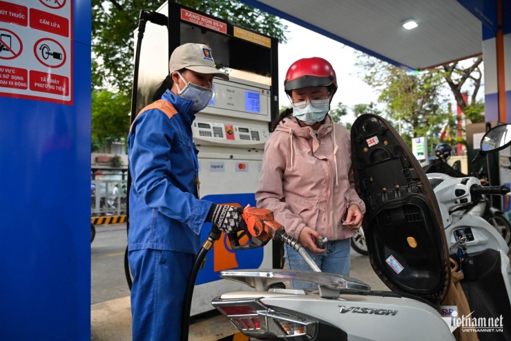 Giá xăng trong nước được điều chỉnh tăng. Ảnh: Nguyễn Huế