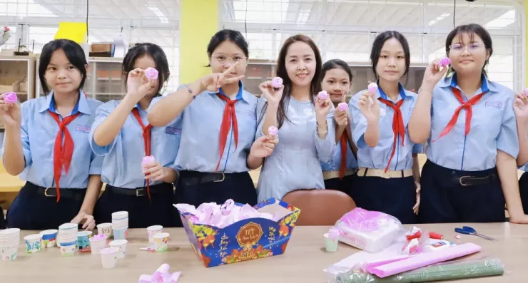 Học sinh Trường THCS Nguyễn Thái Bình, TP.HCM, gấp hoa giấy trong giờ ra chơi thay vì sử dụng điện thoại. Ảnh: DI LINH