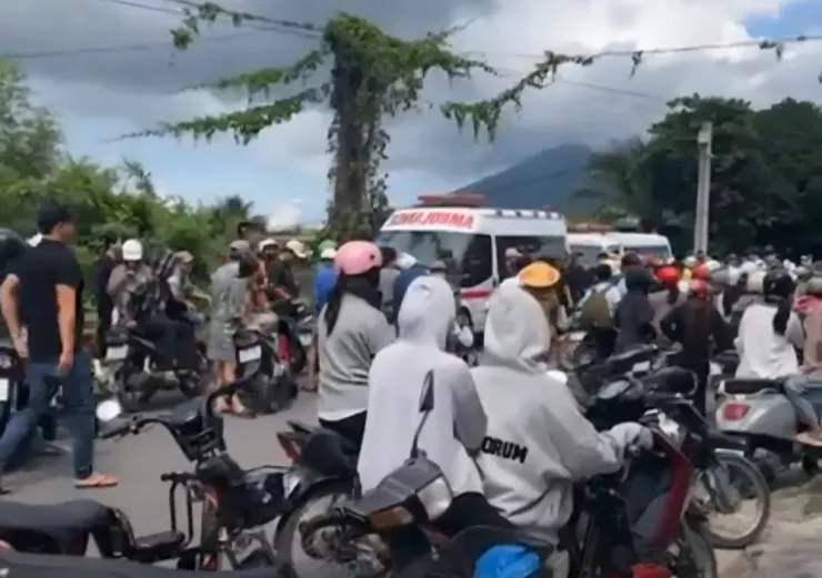 Nhiều người tụ tập theo dõi vụ việc. Ảnh: AB